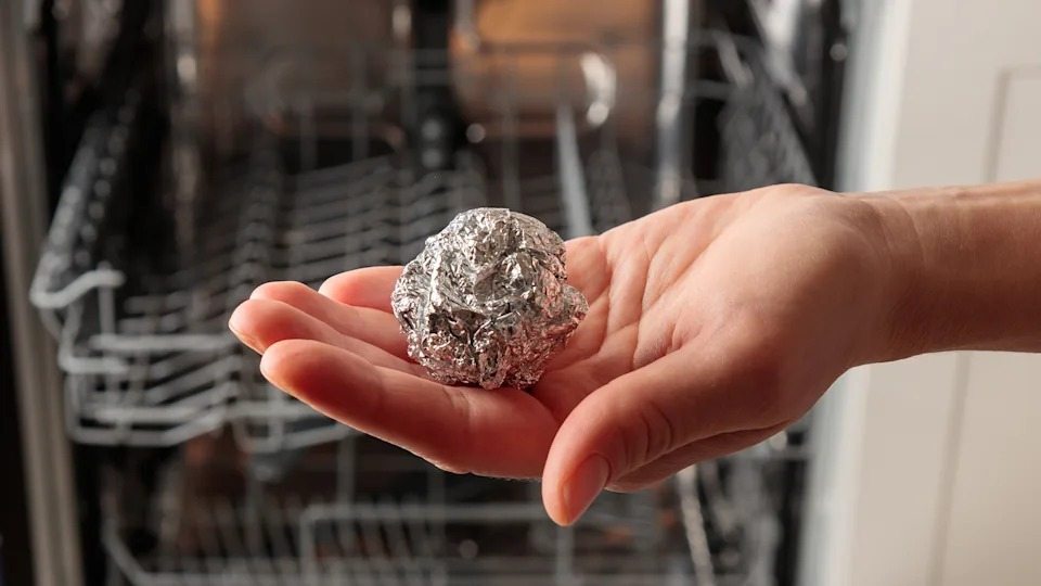 Why use aluminum foil in the dishwasher, and what are the results? ➤ Buzzday.info