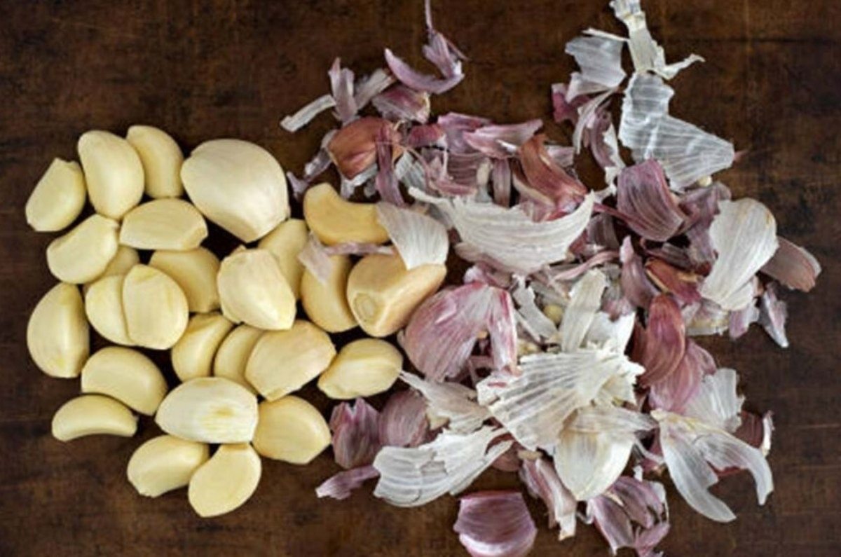 Garlic peels are worth their weight in gold! Just boil them once—the results are insane! ➤ Buzzday.info